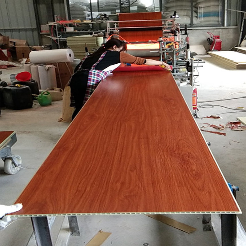 Modern geïntegreerd bamboe-houtvezel PVC-wandpaneel voor tv-achtergrond Hard pakket wandpaneel voor binnenplafond voor hotelgebruik