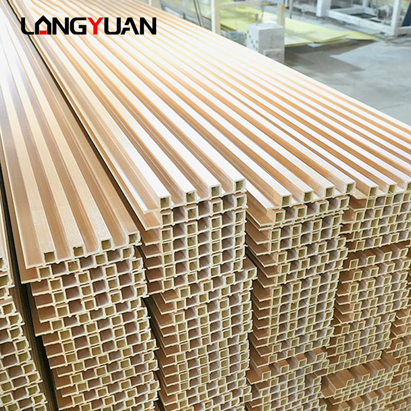 Decoratief natuurlijk hout en composiet kunststof WPC Pvc binnenbekleding Gecanneleerde wandpanelen Planken voor binnen
