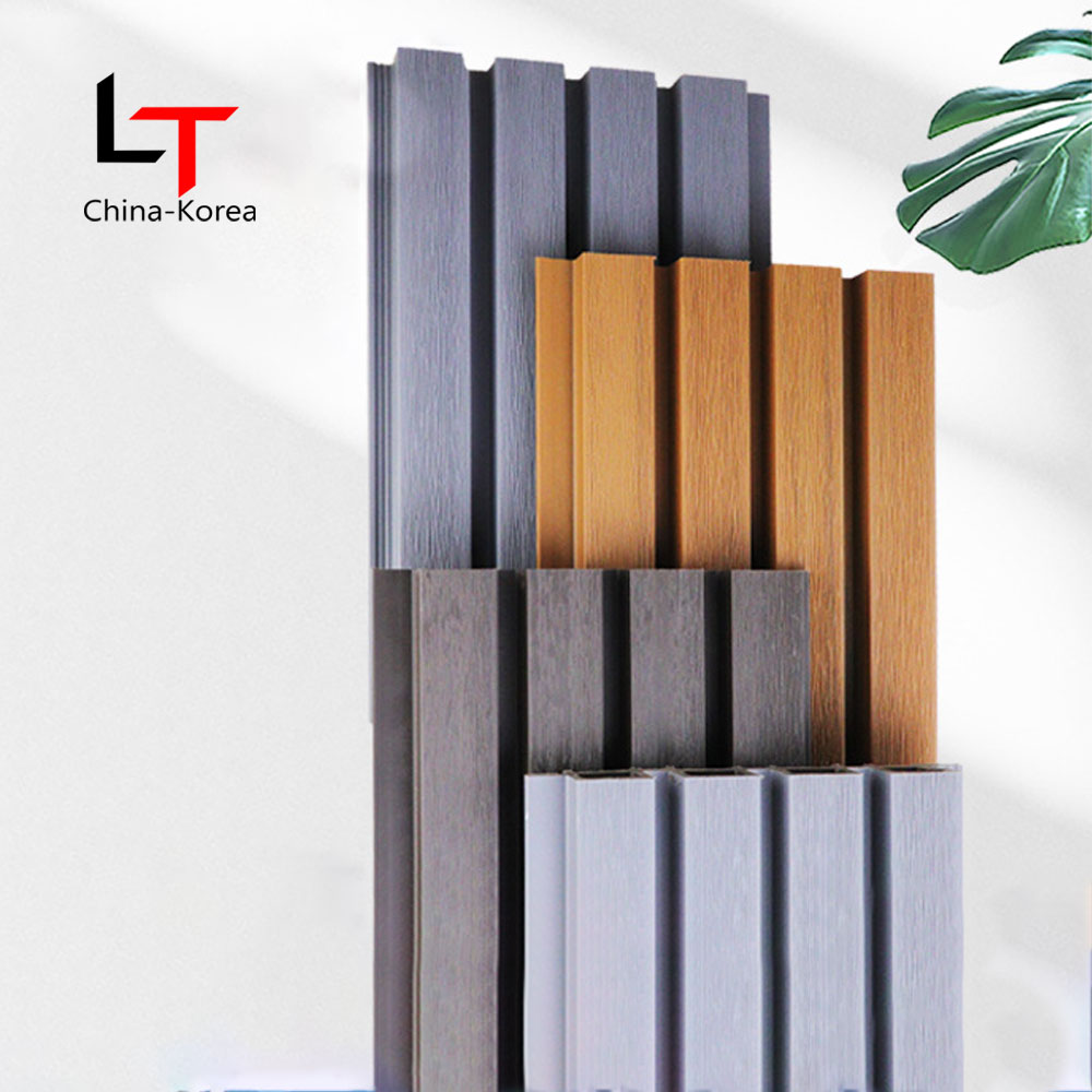 Houtstructuur en zwart patroon Buitenlamelmuurbekleding Externe decoratieve huisbeplating WPC gecanneleerde buitenwandpanelen