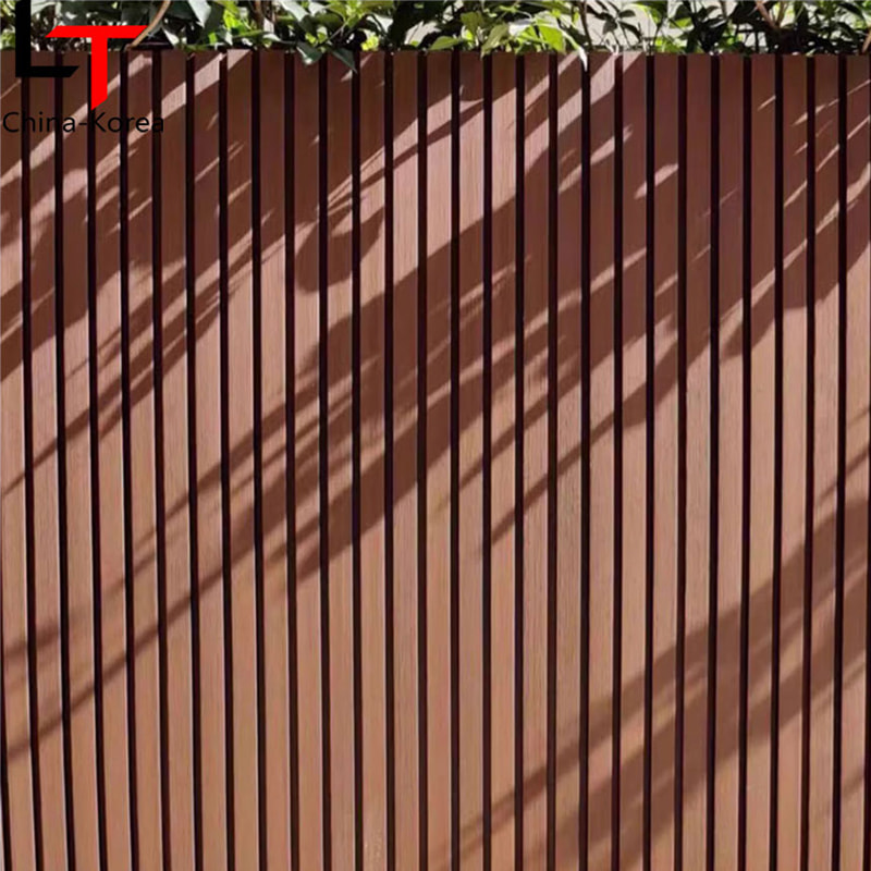 Houtstructuur en zwart patroon Buitenlamelmuurbekleding Externe decoratieve huisbeplating WPC gecanneleerde buitenwandpanelen